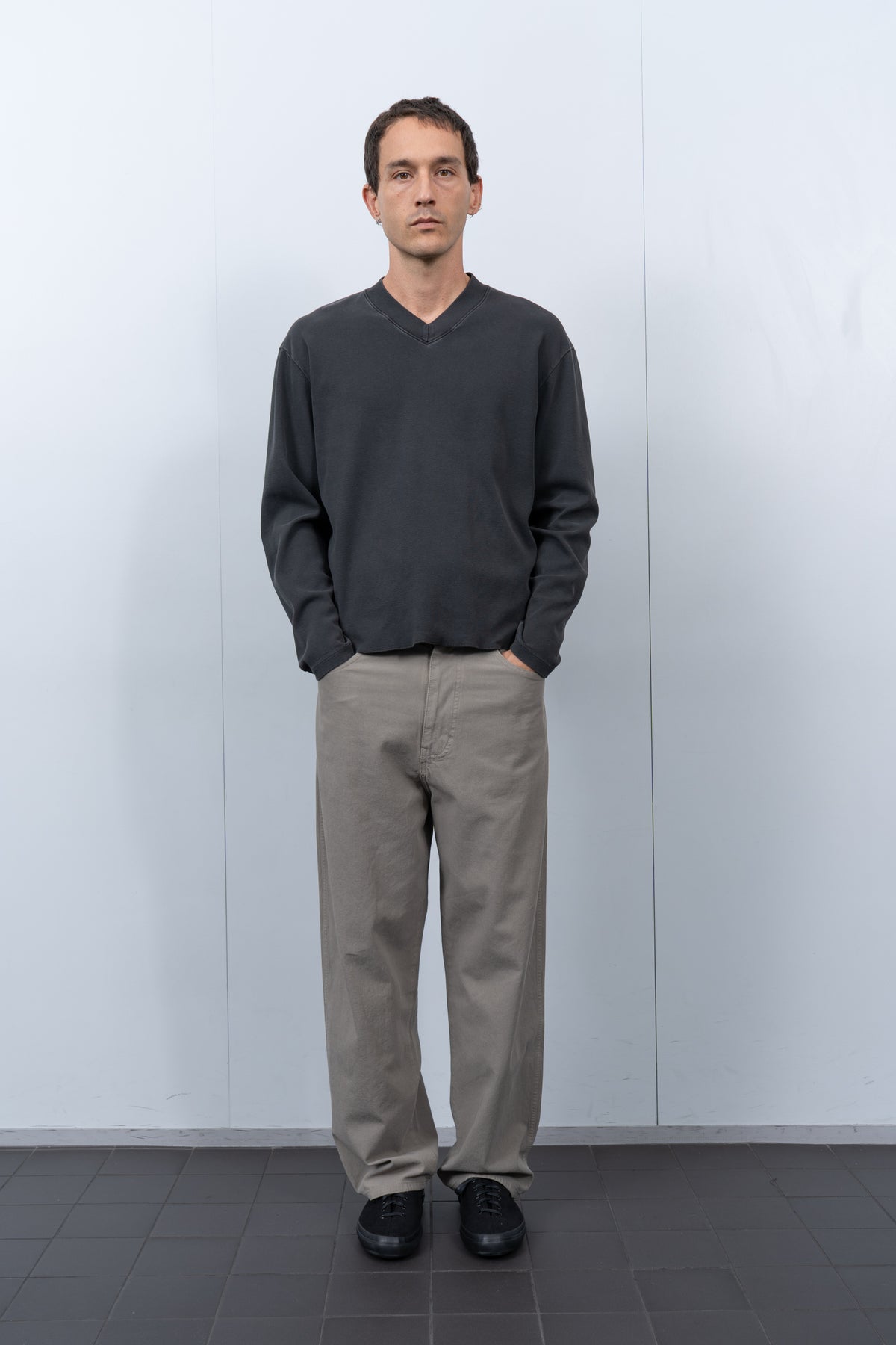 HIGH V-NECK T-SHIRT - PIGMENT CHARCOAL