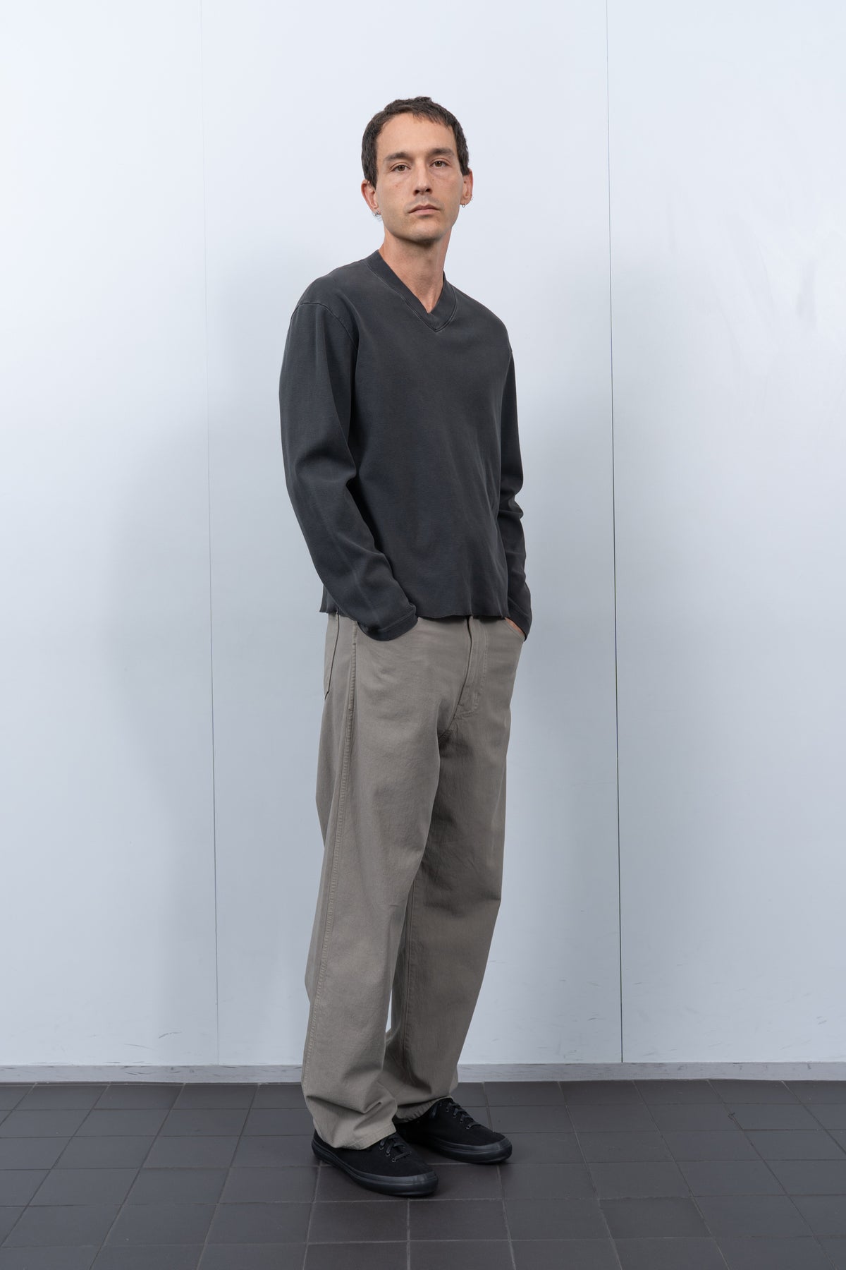 HIGH V-NECK T-SHIRT - PIGMENT CHARCOAL