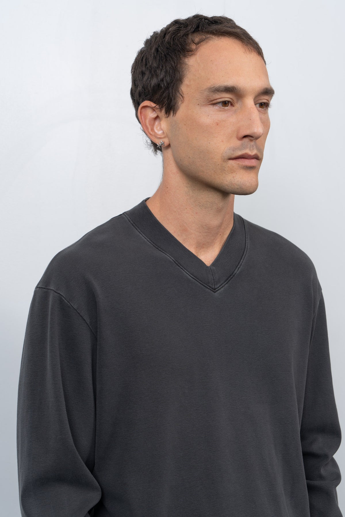 HIGH V-NECK T-SHIRT - PIGMENT CHARCOAL