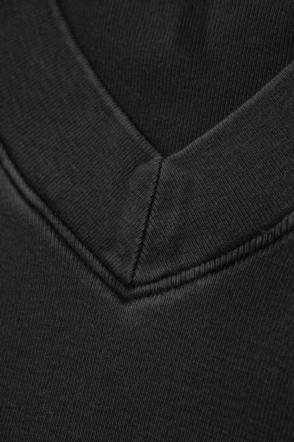 HIGH V-NECK T-SHIRT - PIGMENT CHARCOAL
