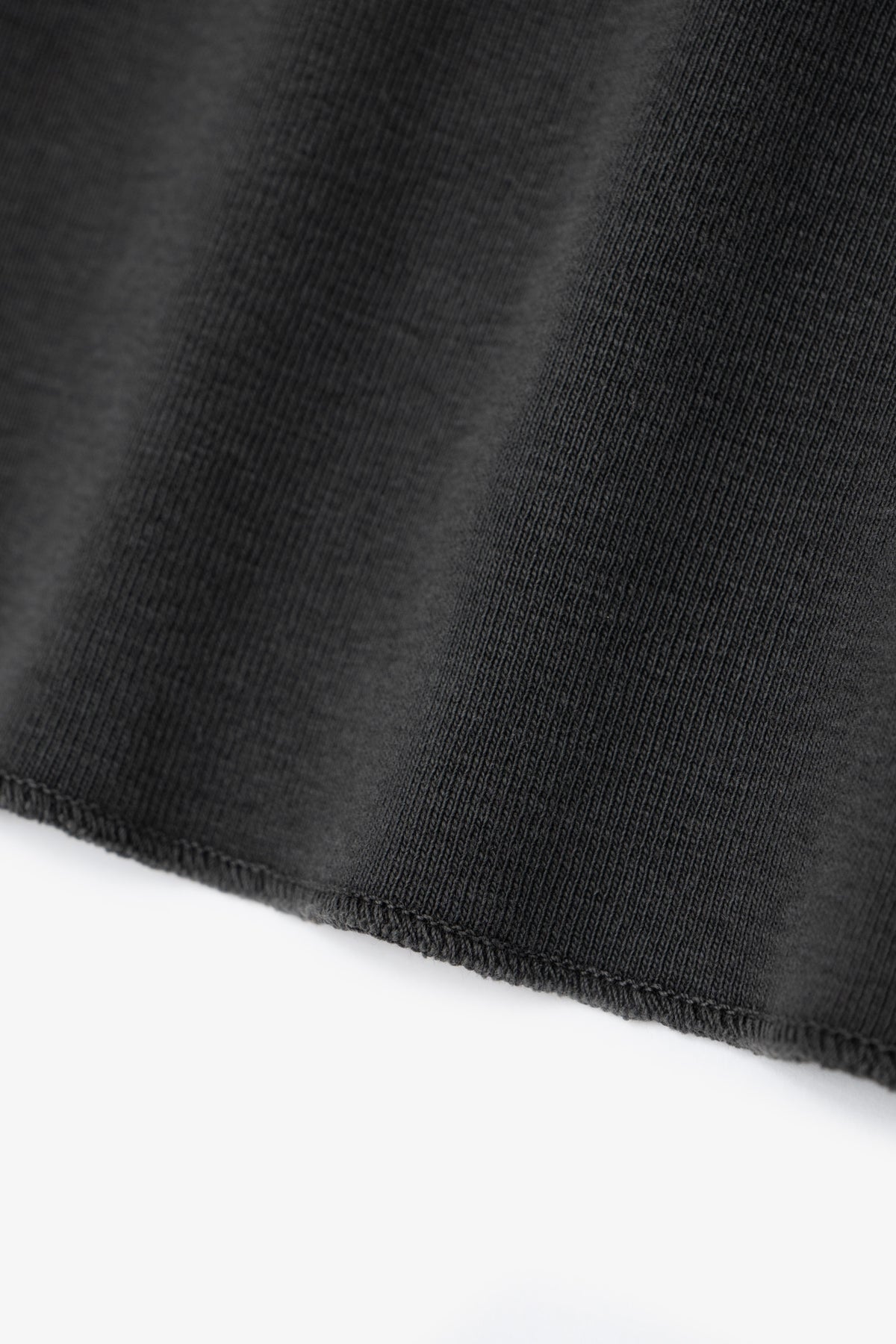 HIGH V-NECK T-SHIRT - PIGMENT CHARCOAL
