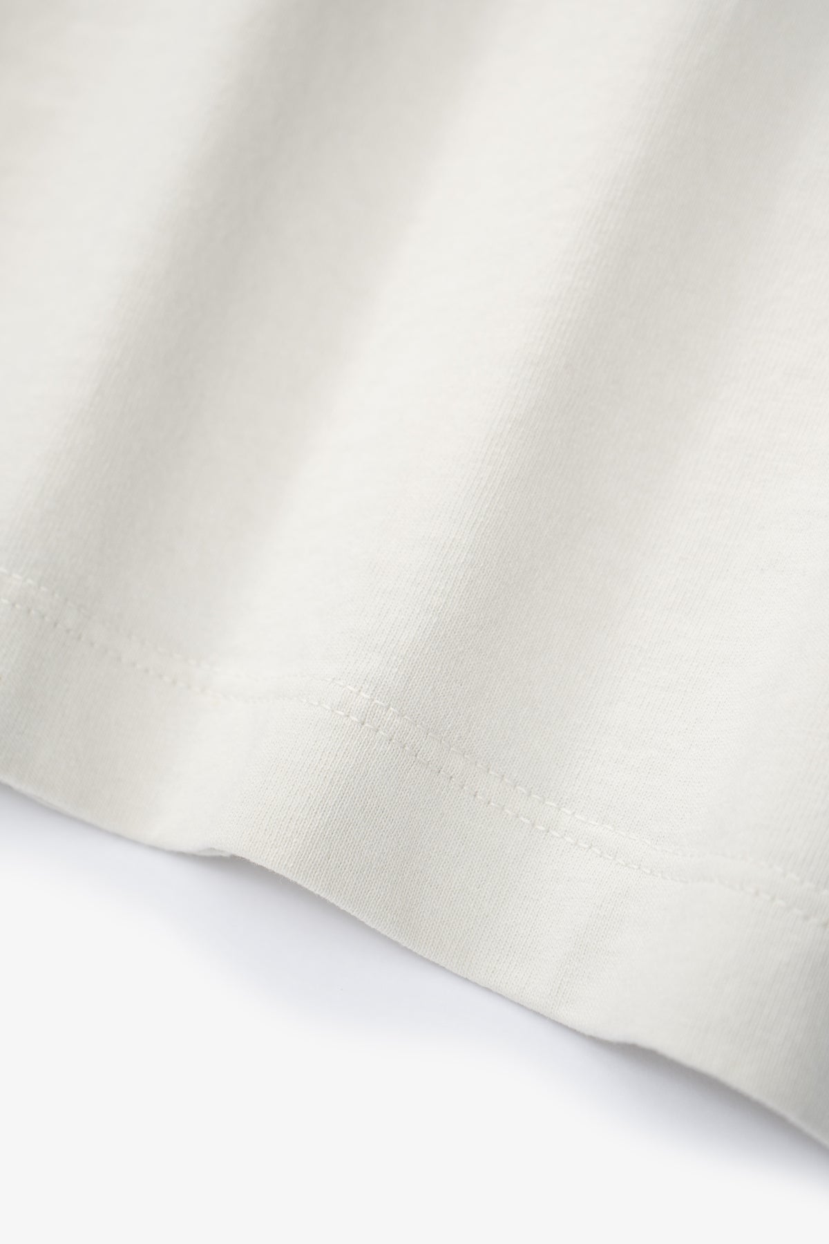 Fabric ripple detail of LW102 Municipal T-shirt in Black